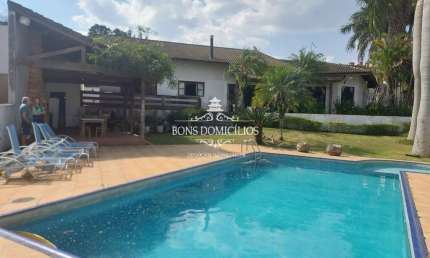 Belíssima casa térrea no Haras Bela Vista com 5 quartos e uma linda piscina.