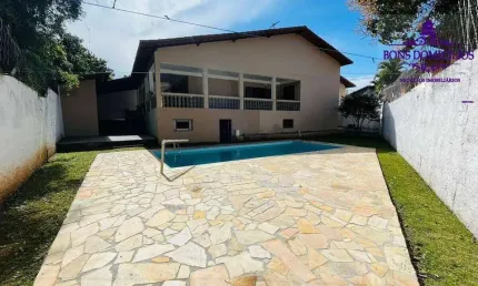 Belíssima casa térrea com piscina, uma linda varanda lateral e vista para a área de preservação permanente.