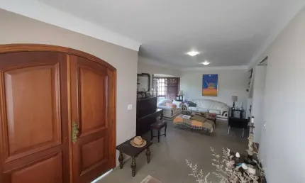 Bela casa num dos condomínios mais procurados da região da granja viana. 3 ou 4 dorms  sendo uma suíte, 4 vagas 3 ou 4 banheiros e cozinha enorme.