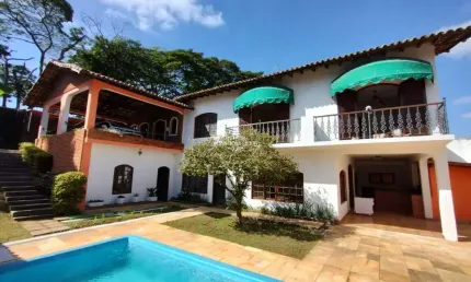 Casa maravilhosa, em dois lotes e meio, com piscina e abaixo do valor de mercado.