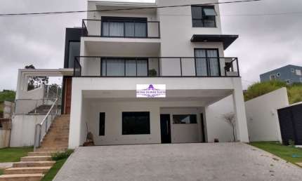 Linda casa em um condomínio com muita área verde, tudo que vc e sua família precisa!!