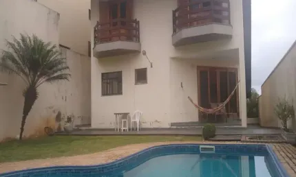 CASA COM BELA VISTA, ESPAÇOSA, PÉ DIREITO DUPLO 3 SUÍTES GRANDES, NO SÃO PAULO 2, CONSIDERADO O MELHOR CONDOMÍNIO DE COTIA