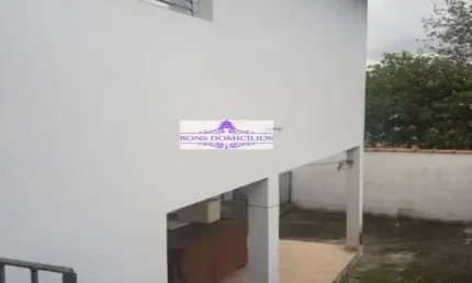 Casa de esquina no centro de Cotia com terreno grande em toda a lareral