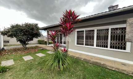 Casa com 3 quartos para alugar na Avenida Vicente Machado, 262, Centro, Irati, 220 m2 por R$ 3.220