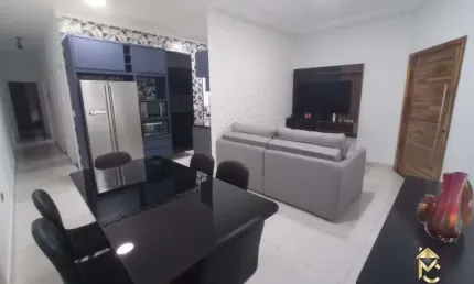 Casa com 3 quartos e varanda gourmet á venda em condomínio!