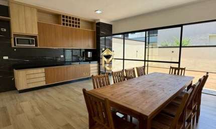 Linda casa térrea em condomínio com 3 dormitórios, sendo 2 suítes
