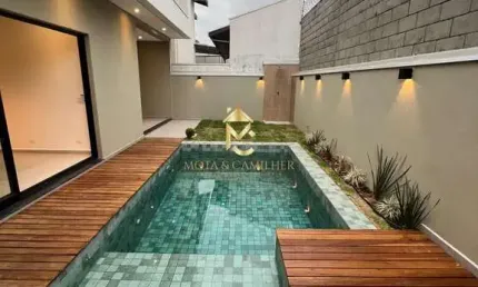 Linda casa em condomínio fechado com ótima localização.