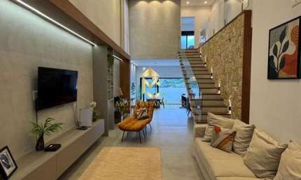 Casa com piscina e varanda Gourmet à venda em condomínio.