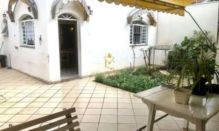 Casa à venda em via pública com ótima localização em Taubaté.
