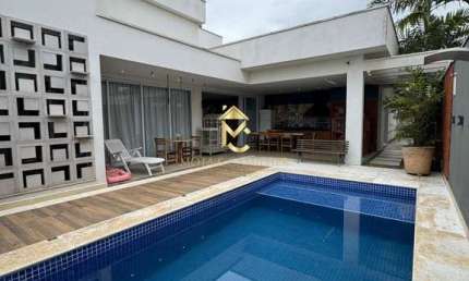 Casa em condomínio com piscina e varanda Gourmet para venda e locação.