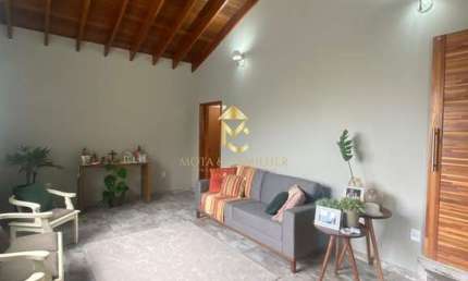 Casa com varanda gourmet à venda no condomínio Colinas.