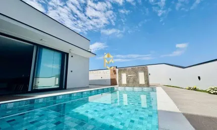 Casa com piscina e varanda gourmet à venda em condomínio fechado.