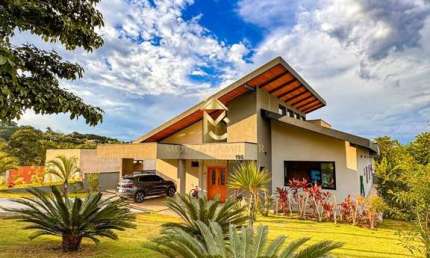 Casa de Alto Padrão com piscina à venda em Taubaté.