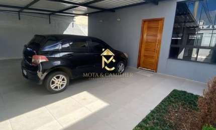 Casa térrea em via pública à venda com ótima localização.
