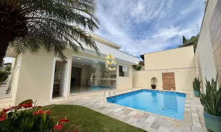 Sobrado com piscina em condomínio disponível para venda