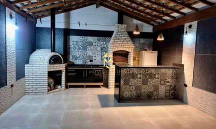 Casa sobrado com 3 dormitórios e Área Gourmet à venda em Taubaté.