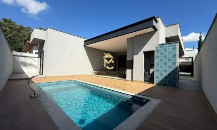 Casa nova com piscina à venda em condomínio de alto padrão.