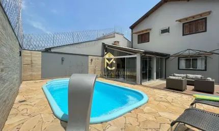 Lindo Sobrado à venda em condomínio fechado com piscina.