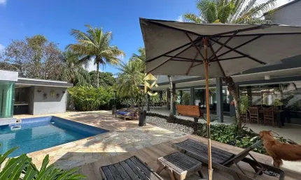 Casa Térrea com piscina disponível para aluguel e venda em condomínio.