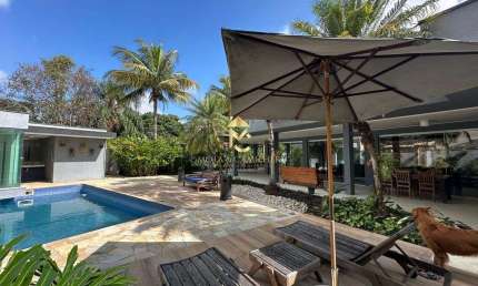 Casa Térrea com piscina disponível para aluguel e venda em condomínio.