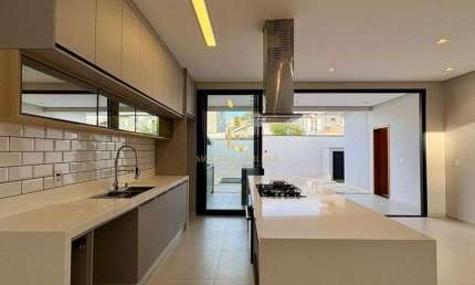 Casa com piscina disponível para locação em Condomínio em Tremembé.