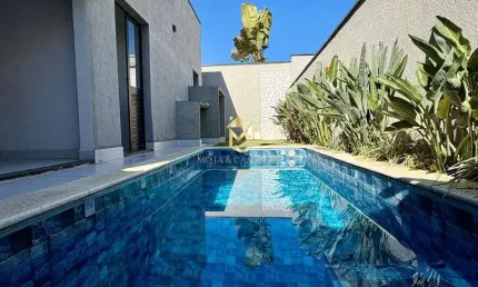 Casa térrea com piscina disponível para venda ou locação em Condomínio.