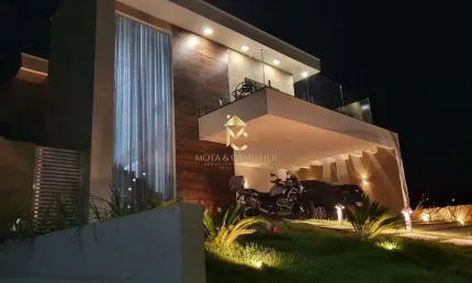Sobrado de alto padrão com piscina à venda em condomínio fechado .
