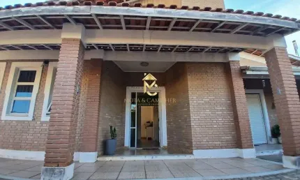 Casa de esquina com excelente localização em via pública