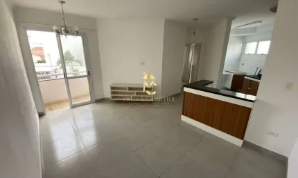 Apartamento com sacada e 2 quartos, disponível locação em excelente localização