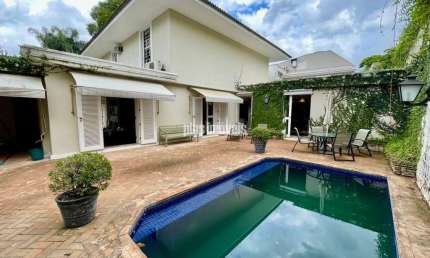 Casa Assobradada  4 Quartos  2 Suites 4 Vagas em Cidade Jardim.