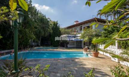Morumbi 1.231,0m² Área de Terreno, 678,0m² AC - 4 Suítes 4 Gar, Piscina e Quadra de Squash