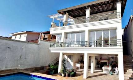CASA NA VILA INAH - 380,0M²AC E 420,0M² ÁREA DE TERRENO,  3 SUÍTES, 5 VAGAS, PISCINA E CHURRASQUEIRA