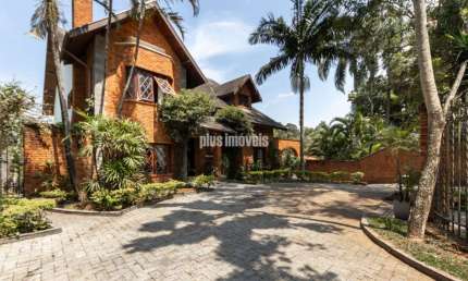Casa de vila para venda com 4 suítes, 788m² AC, 1104,0² área de terreno - 10 vagas.