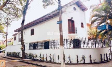 Casa de vila fechada com cancela e guarita. Venha visitar