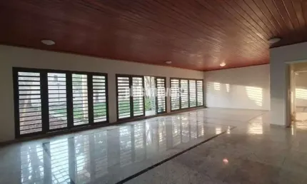 Aluga-se Casa de Vila fechada - Amplo jardim, lugar silencioso, muita natureza