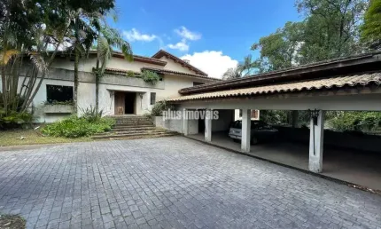 Alto da Boa Vista, sobrado em terreno de 2.000m² e 1.300m² de área construída a reformar. Ótima opçã