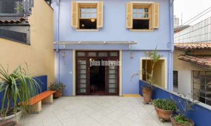 Casa com 3 Quartos e 4 banheiros à Venda, 220 m² por R$ 2.200.000