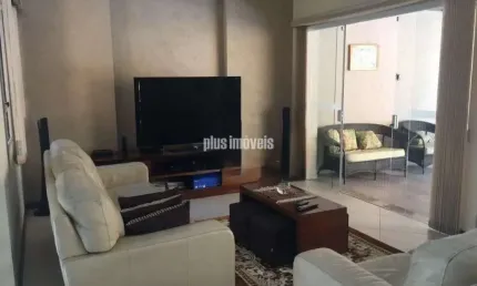 Imóvel espaçoso à venda com 4 quartos, sendo 4 suítes, e 5 banheiros