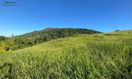 Este amplo terreno, com 5.000 metros quadrados, está à sua espera para se tornar o cenário dos seus maiores sonhos. Imagine-se construindo sua própria chácara, cercada por uma paisagem encantadora, co