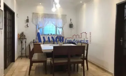 Ampla casa com churrasqueira e armários - Estuda permuta
