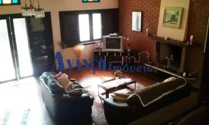Sobrado com 4 dormitórios em área nobre no bairro Jardim Ana Maria