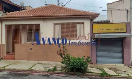 Casa com salão comercial (ou garagem) á 20m da Avenida Samuel Martins