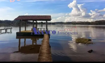 Maravilhosa Chácara com fundo para represa de Atibaia