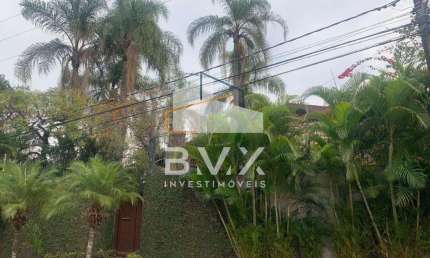 casa comercial térrea de esquina localizada no bairro Elton Ville, com 1700 metros de terreno e 670 metros de área construída, sendo 4 suítes (1 máster com closet e hidro