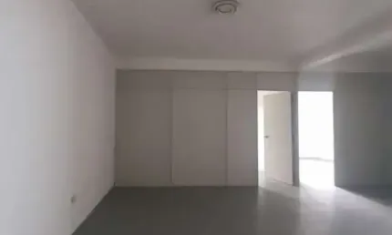 Com 100m² de área, esta sala conta com dois banheiros, perfeita para atender tanto funcionários