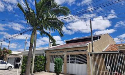 Sobrado lindíssimo com 3 quartos e 2 vagas cobertas à venda por 670 mil no Bairro Alto - Curitiba - PR