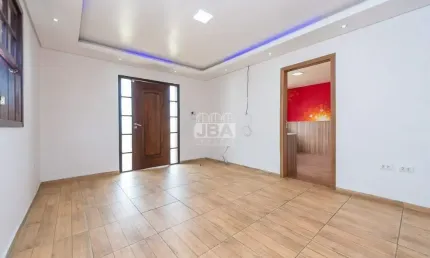 Casa térrea no xaxim com 308m² averbados,  com amplo quintal, sendo  4 quartos e 1 suíte.
