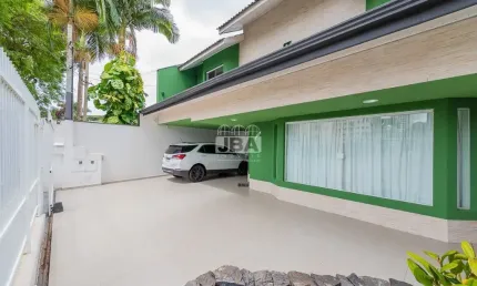Linda casa com piscina no bairro  bacacheri  a 50m² do parque
