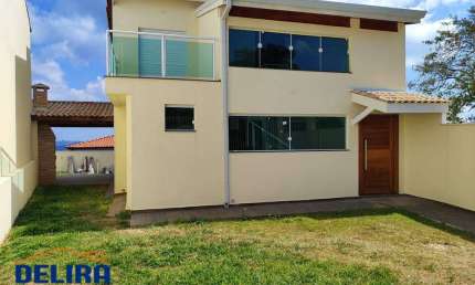 Casa com uma ótima localização em associação com garagem para 6 carros