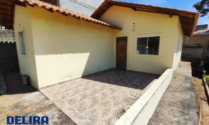 Casa à venda com 2 dormitórios sendo 1 suíte em bairro tranquilo.